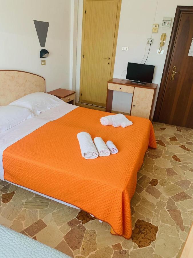 Hotel Ariosto Rimini Buitenkant foto
